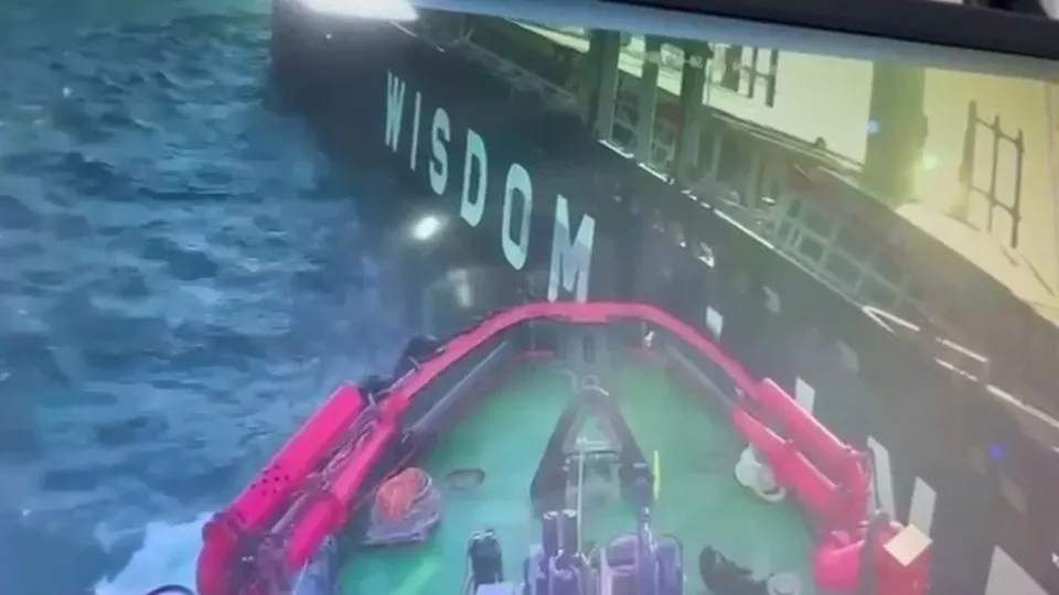 İstanbul Boğazı’nda iki geminin çarpışma anı güvenlik kamerasına yansıdı!