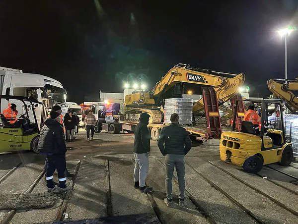 Deprem bölgelerine hayati ihtiyaçların sevkiyatı hız kesmiyor - 1
