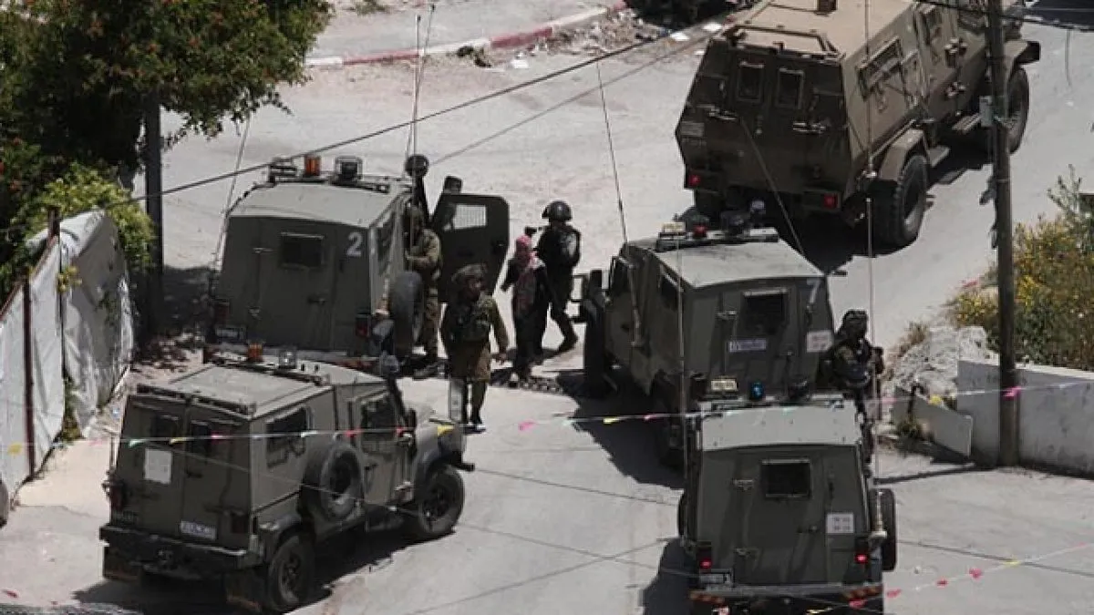 İsrail askerleri Batı Şeria'daki baskınlarda 14 Filistinliyi gözaltına aldı