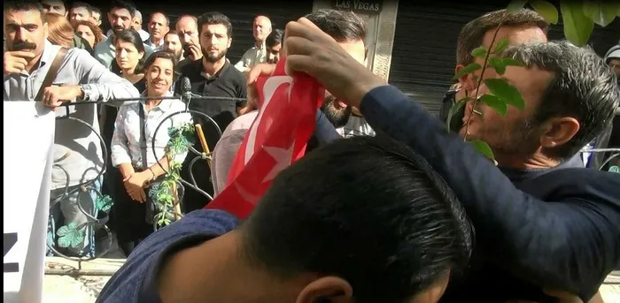 Nusaybin'de HDP'li vekillere Türk bayraklı tepki - 1