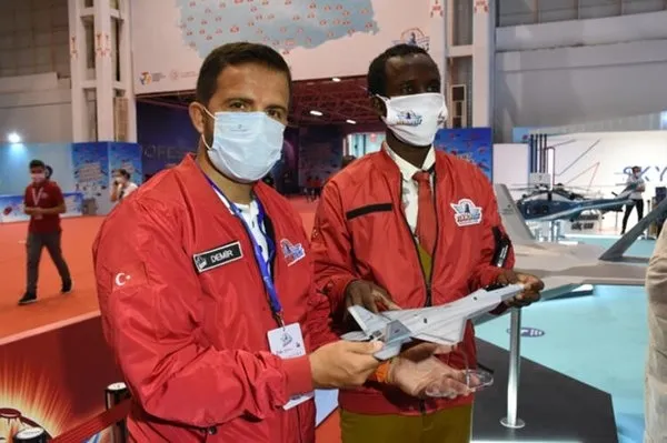 Somalili mucide Selçuk Bayraktar’dan anlamlı hediye