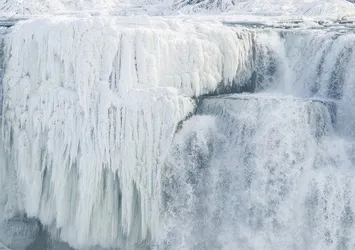 Niagara Şelaleleri buz akıyor