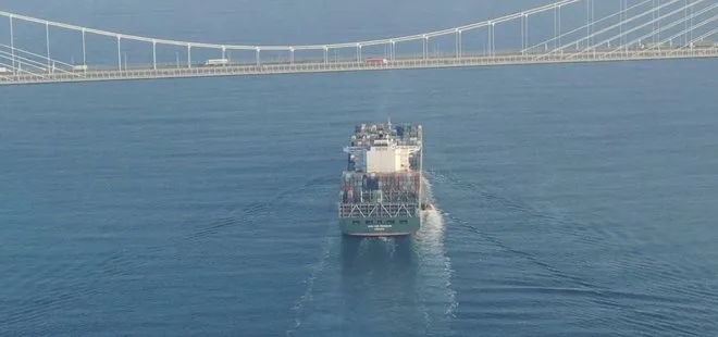 Son dakika: Dev konteyner gemisi İstanbul Boğazı’ndan geçti