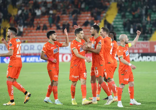 Trabzonspor’a soğuk duş! Alanyaspor son şampiyona gol olup yağdı: 5-0