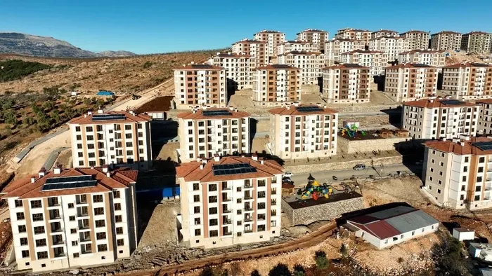 Kahramanmaraş’ta TOKİ tarafından inşasına başlanılan afet konutları, depremzedelerin beğenisini topladı.