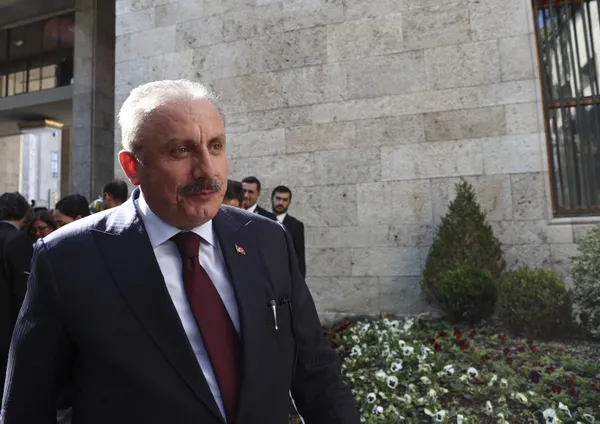 CHP ve HDP’den Meclis’te provokasyon! Burak Erbay Kürsüde çekiçle telefon kırdı! TBMM Başkanı Şentop’tan ilk yanıt: Kürsüler şov yeri değil