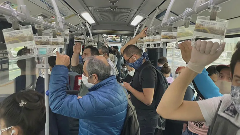 İstanbul'da minibüs ve otobüsler ayakta yolcu aldı! Sosyal mesafe yok sayıldı