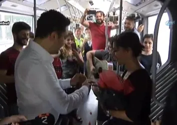 Metrobüste sürpriz evlenme teklifi
