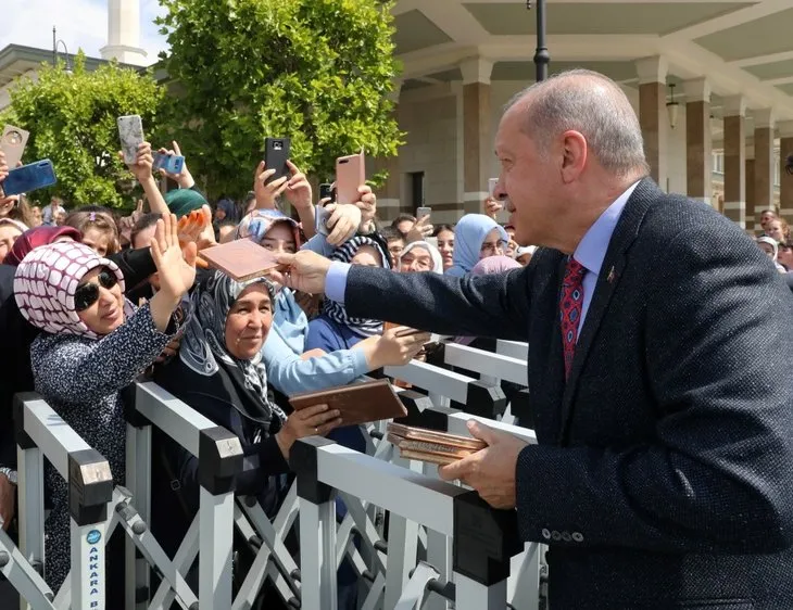 Başkan Erdoğan, cuma namazı sonrası vatandaşlarla sohbet etti