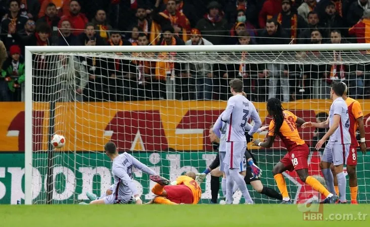 Galatasaray’ın efsaneleri Hagi ve Popescu Barcelona maçını statta izledi