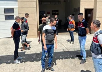 Yasa dışı yollarla ülkeye giren 12 düzensiz göçmen sınır dışı edildi