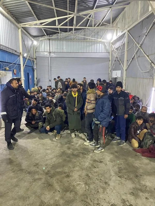 agrida-kamyona-saklanmis-113-duzensiz-gocmen-yakalandi-1649524324600.jpg Ağrı'da kamyona saklanmış 113 düzensiz göçmen yakalandı - 1