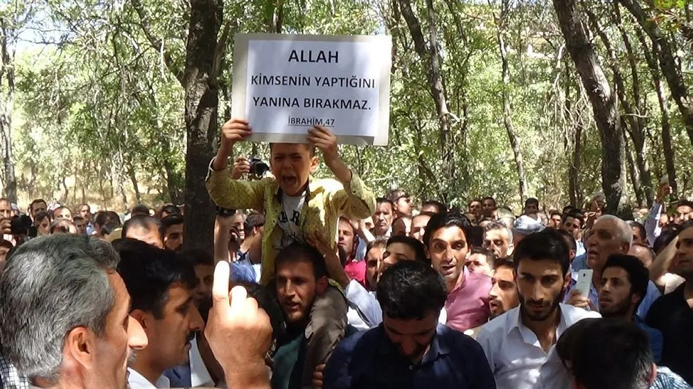 Ahmet Budak'ın oğlundan duygulandıran pankart! - 3