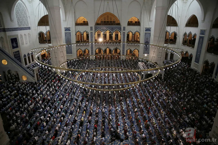Teravih namazında hangi dualar okunur? Teravihe başlamadan önce, aralarında, her dört rekatın sonunda okunan dualar 8
