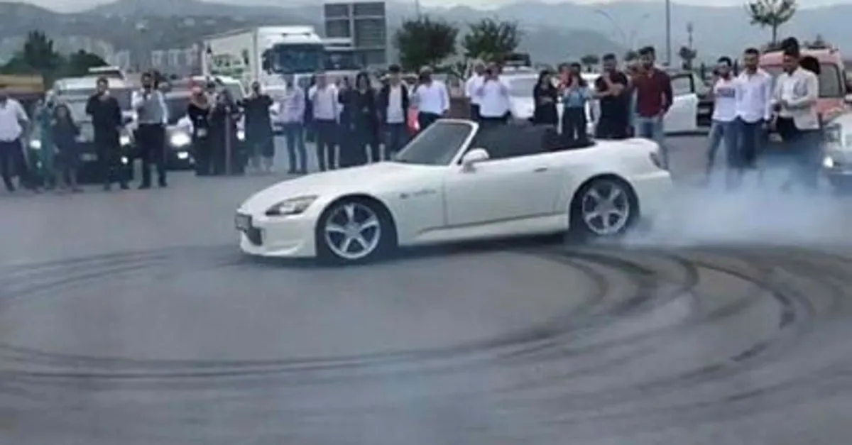 Yolu kapatıp drift yapan magandalar