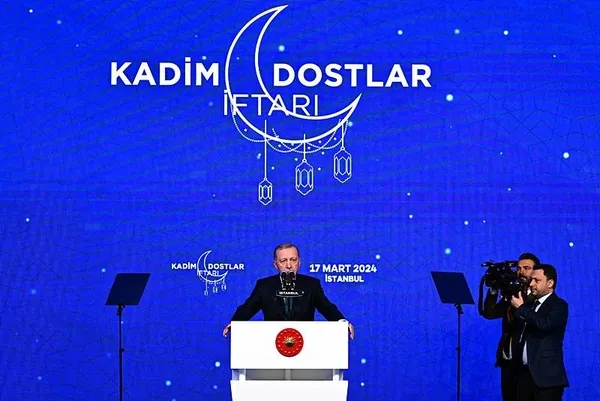 baskan-erdogan-kadim-dostlarla-iftar-programinda-konustu-sehirlerimizi-fetret-devrine-soktular-1710698977952.jpeg Başkan Erdoğan 'Kadim Dostlarla İftar Programı'nda konuştu: Şehirlerimizi fetret devrine soktular - 1