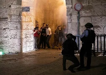 İsrail polisinden Mescid-i Aksa’daki Filistinlilere saldırı