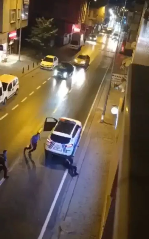 Annesini boynundan bıçakladı! Olay yerine gelen polis saldırganı böyle etkisiz hale getirdi - 1