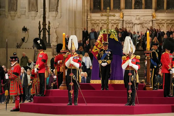 1663366230513.jpg Elizabeth'in ölümü sonrası monarşi tartışmaları! Resmi yasın bitmesini bekliyorlar - 3