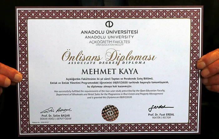 72 yaşındaki Mehmet dede üçüncü üniversite diplomasını aldı - 1
