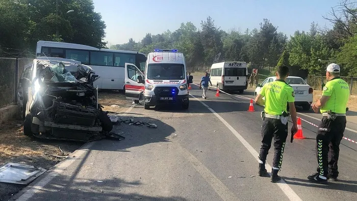 1717396260409.jpeg Tekirdağ'da sabah saatlerinde korkunç kaza! İşçi servisi ile panelvan çarpıştı: 2 ölü, 10 yaralı - 1