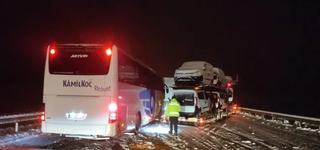 Kar ve buzlanma sonrası D100’de feci kaza! 8 araç birbirine girdi: 9 yaralı