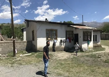 Evin çatısından kendini boşluğa bıraktı! Nedeni ise dehşete düşürdü