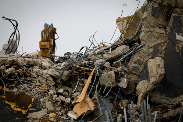 Miami’de çöken 13 katlı binada ölü sayısı arttı