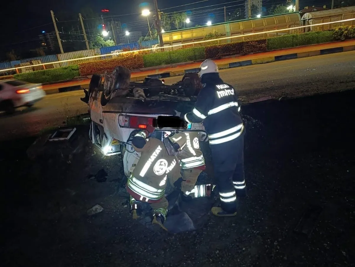 1793397385959.jpg Hatay'da kontrolden çıkan otomobil takla atıp ters döndü: 3 yaralı - 1
