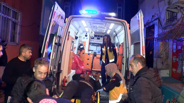 Son dakika: İstanbul Fatih’te korku dolu anlar: 3 katlı bina alev alev yandı! 1 kişi üçüncü kattan atlayarak kurtuldu - 3