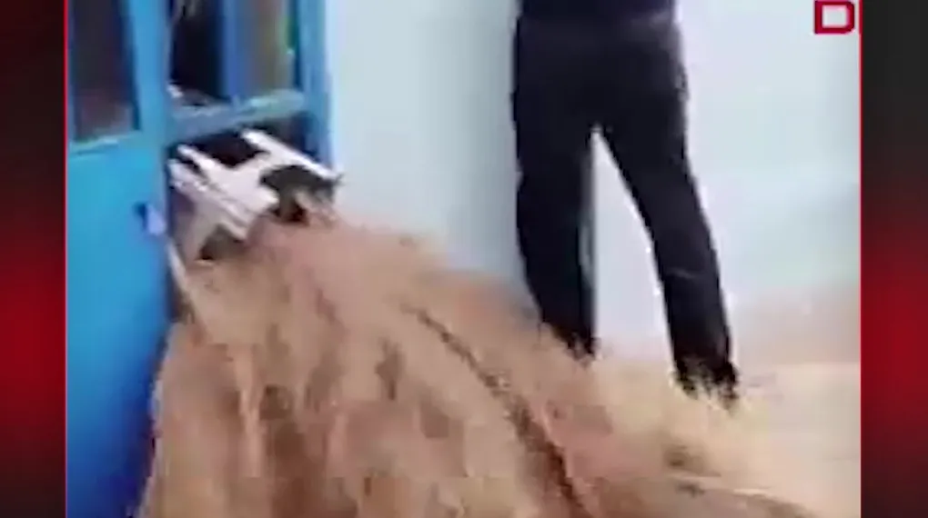 KÖY YEMEKHANESİNİ SU BASTI