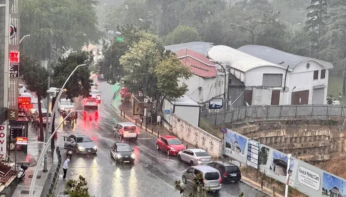 İstanbul'da sağanak başladı! Meteoroloji ve AKOM'un uyarıları sonrası yağış etkisini gösterdi! İşte güncel hava durumu... - 1
