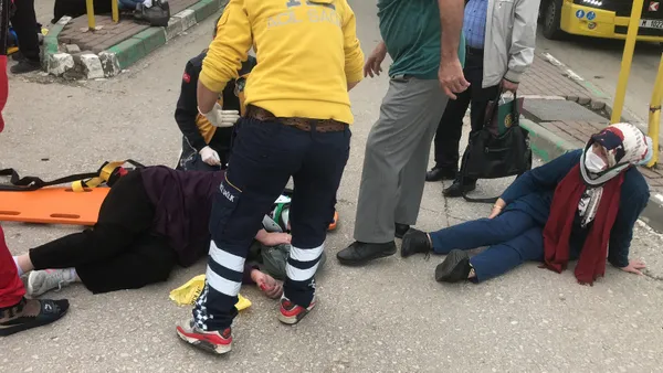 1623907975942.jpg Otomobil otobüs durağına daldı: 5 yaralı - 1