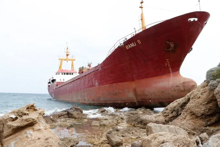 Son dakika | Ekipler seferber oldu! Çanakkale'de kıyıya oturan gemi yüzdürüldü
