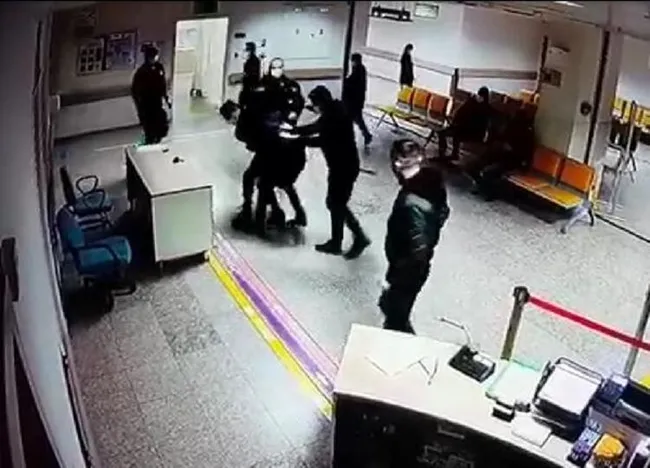 Samsun’da acil serviste doktora bıçaklı saldırı girişimi - 3