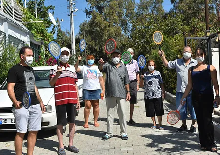 İzmir'de kanalizasyonsuz mahallede raketlerle sinek avına çıkıyorlar