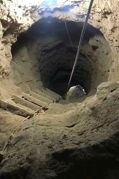 evde-kacak-kazi-yaparken-yakalandilar-13-metre-derine-inmisler-1631793289822.jpg Evde kaçak kazı yaparken yakalandılar; 13 metre derine inmişler - 2