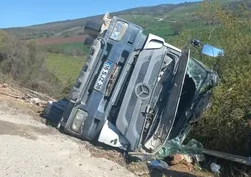Beton mikseri şarampole yuvarlandı