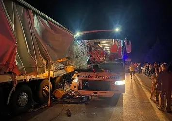 Yolcu otobüsü ve TIR çarpıştı! 1'İ ağır 3 yaralı yaralı