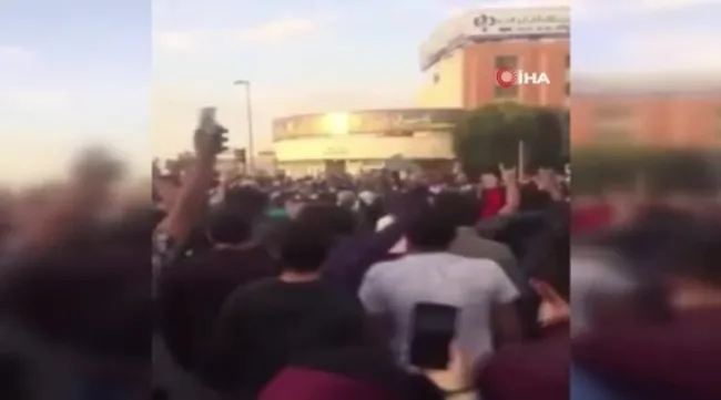 İran'da vatandaşlar Azerbaycan için sokaklara döküldü - 1