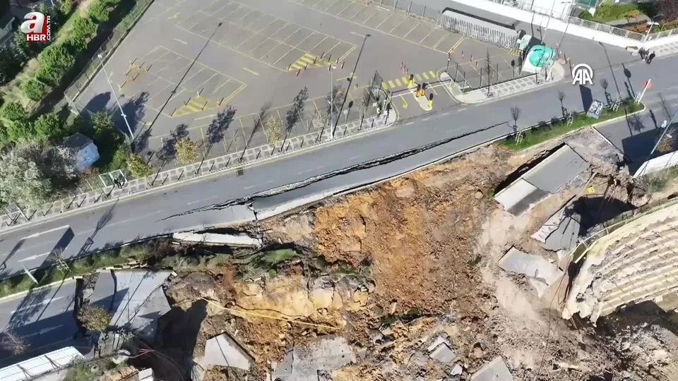 Ümraniye’de istinat duvarının yıkılması sonucu yol çöktü