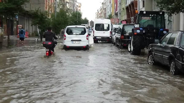 karsta-dolu-yagisi-caddeleri-gole-cevirdi-1629645053685.jpg Kars’ta dolu yağışı caddeleri göle çevirdi - 2