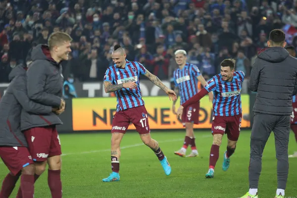 1644778338895.jpg Pırıl pırıl bir şampiyonluk ışığı görünüyor! Trabzonspor Teknik Direktörü Abdullah Avcı Konyaspor maçı sonrası konuştu - 4