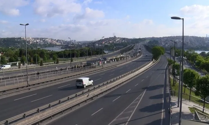 İstanbul’da yollar ve meydanlar boş kaldı! 15 Temmuz Şehitler Köprüsü’ndeki denetim havadan görüntülendi