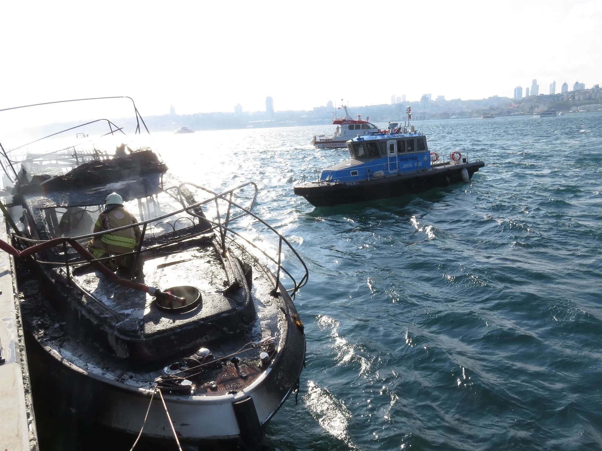 Üsküdar'da tekne yandı