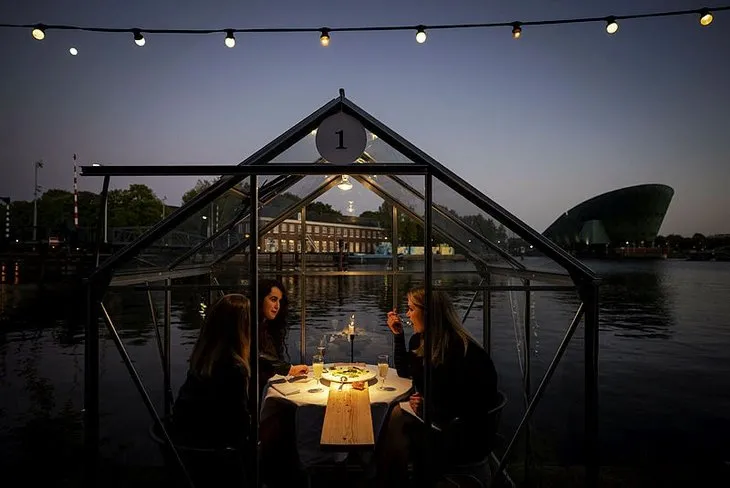 Hollanda'nın başkenti Amsterdam'da restoranlar ve kefeler için corona virüse karşı yeni model