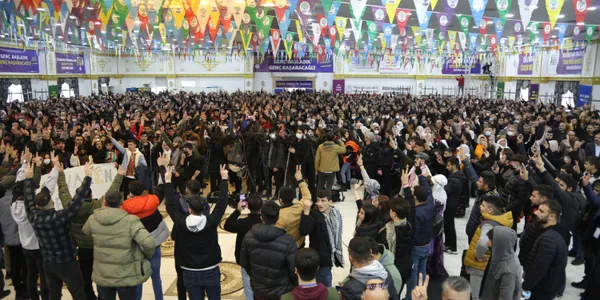 diyarbakirda-hdpnin-duzenledigi-kongre-hakkinda-yeni-gelisme-cumhuriyet-bassavciligi-kararini-verdi-1640626579500.jpg Diyarbakır'da HDP'nin düzenlediği kongre hakkında yeni gelişme! Cumhuriyet Başsavcılığı kararını verdi - 1