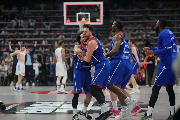 Son dakika: Anadolu Efes, Real Madrid'i yenerek şampiyon oldu - 1