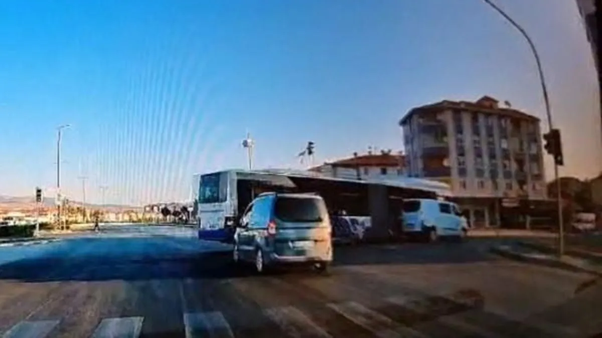 Ankara'da yolcu otobüsü ile hafif ticari araç çarpıştı: 5 yaralı