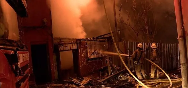 Beyoğlu'nda korkutan yangın! 3 katlı ahşap bina alevlere teslim oldu